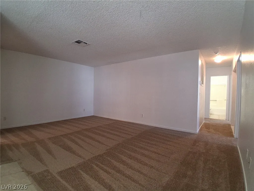 3 bed, 2.0 bath, 4232 sqft, $1,305 — Photo 3