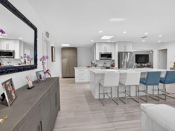 3rd image of 658 NW 7th Avenue