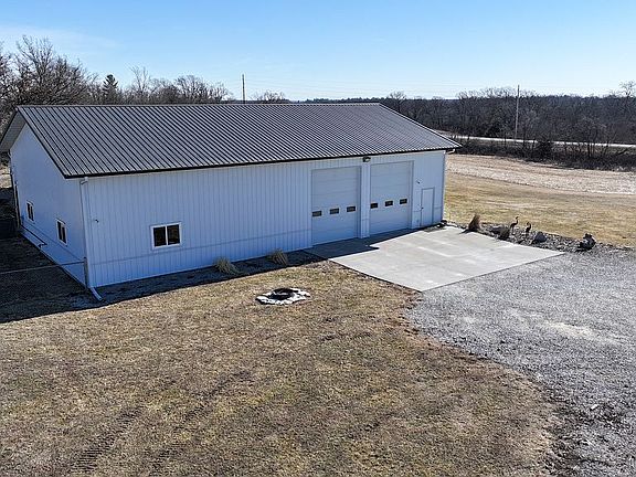 2nd image of 4818 Lake Rd