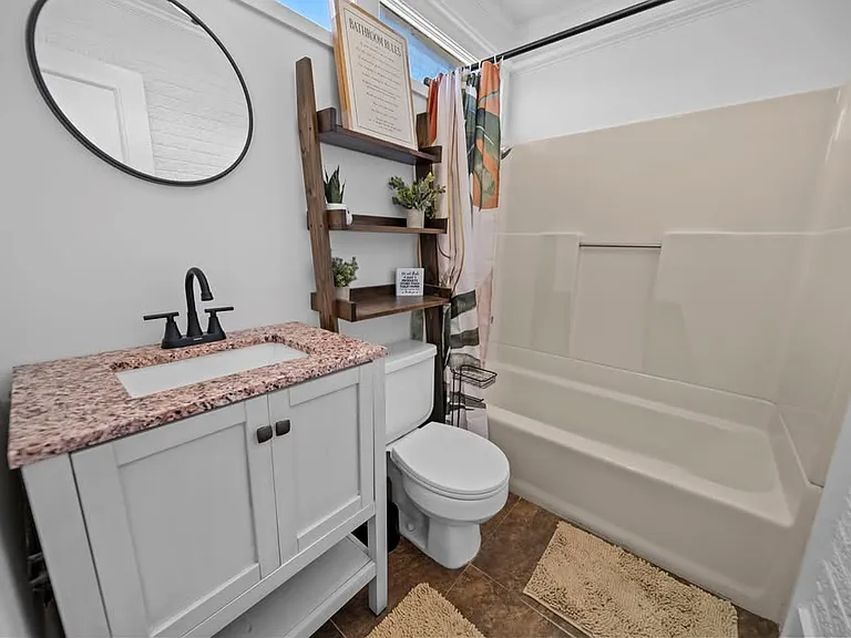 210 E Dobbs St — Photo 25
