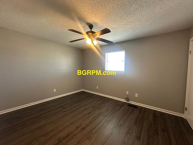 1099 W Elm St — Photo 9