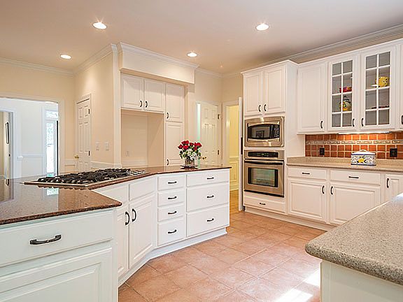 4th image of 208 Ukiah Ln