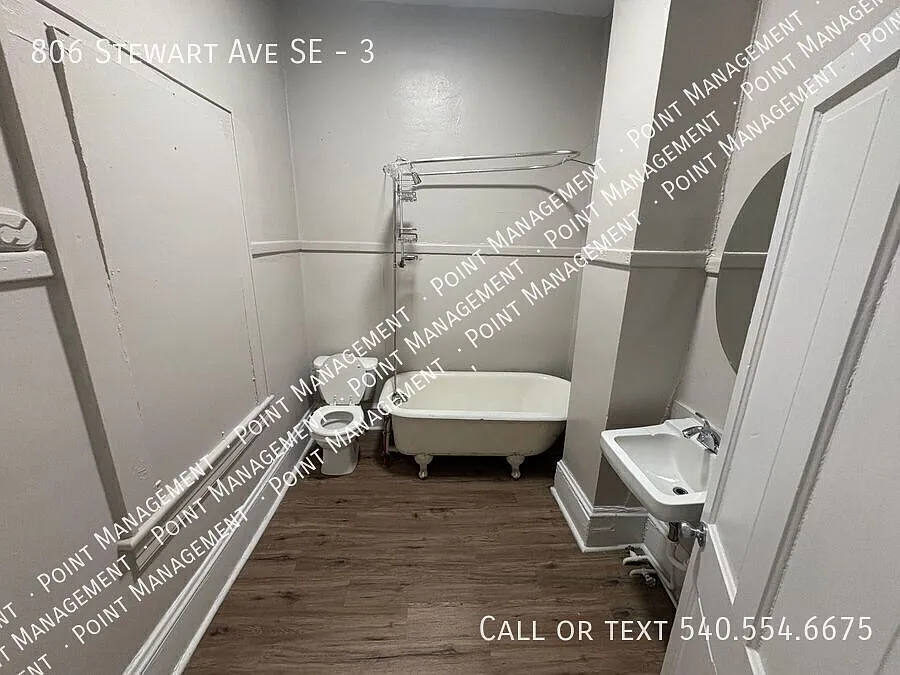 Building Photo - 806 Stewart Ave SE #3