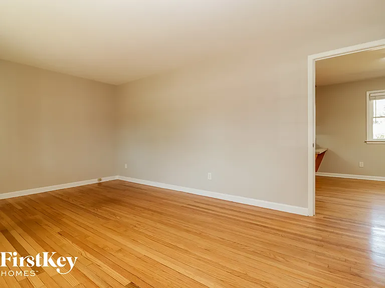 1448 Manor Blvd — Photo 3
