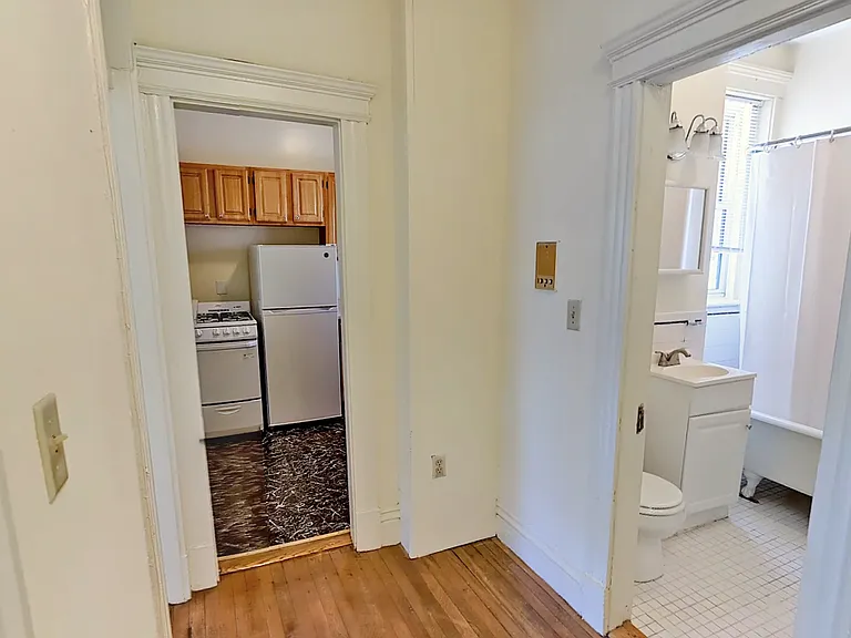 102 Queensberry St #7 — Photo 6