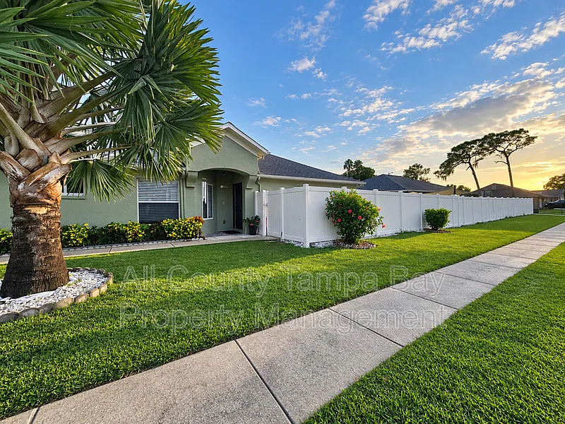 3 bed, 2.0 bath, 1355 sqft, $2,300 — Photo 2