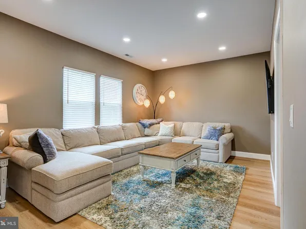 57 Evergreen Ln, Levittown, PA 19054