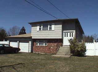 30 Gettysburg Dr, Holbrook, NY 11741