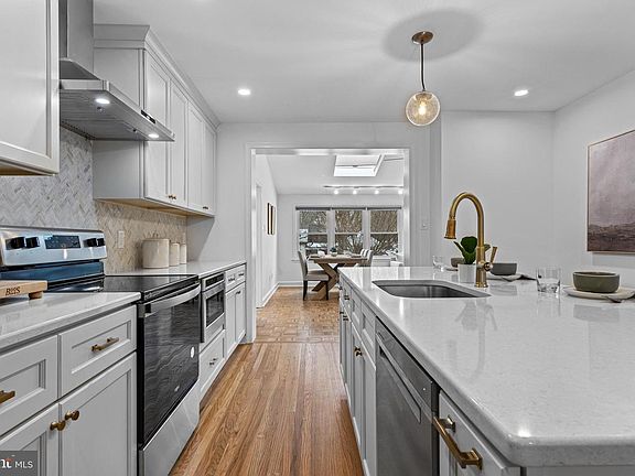 5th image of 300 Barry Ln