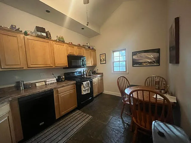 1335 E Washington St — Photo 18