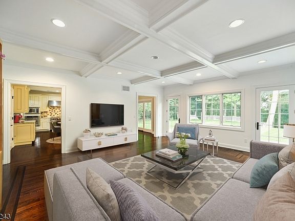 5th image of 290 Forest Dr S