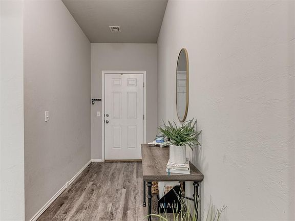2nd image of 1908 Hannah Ln