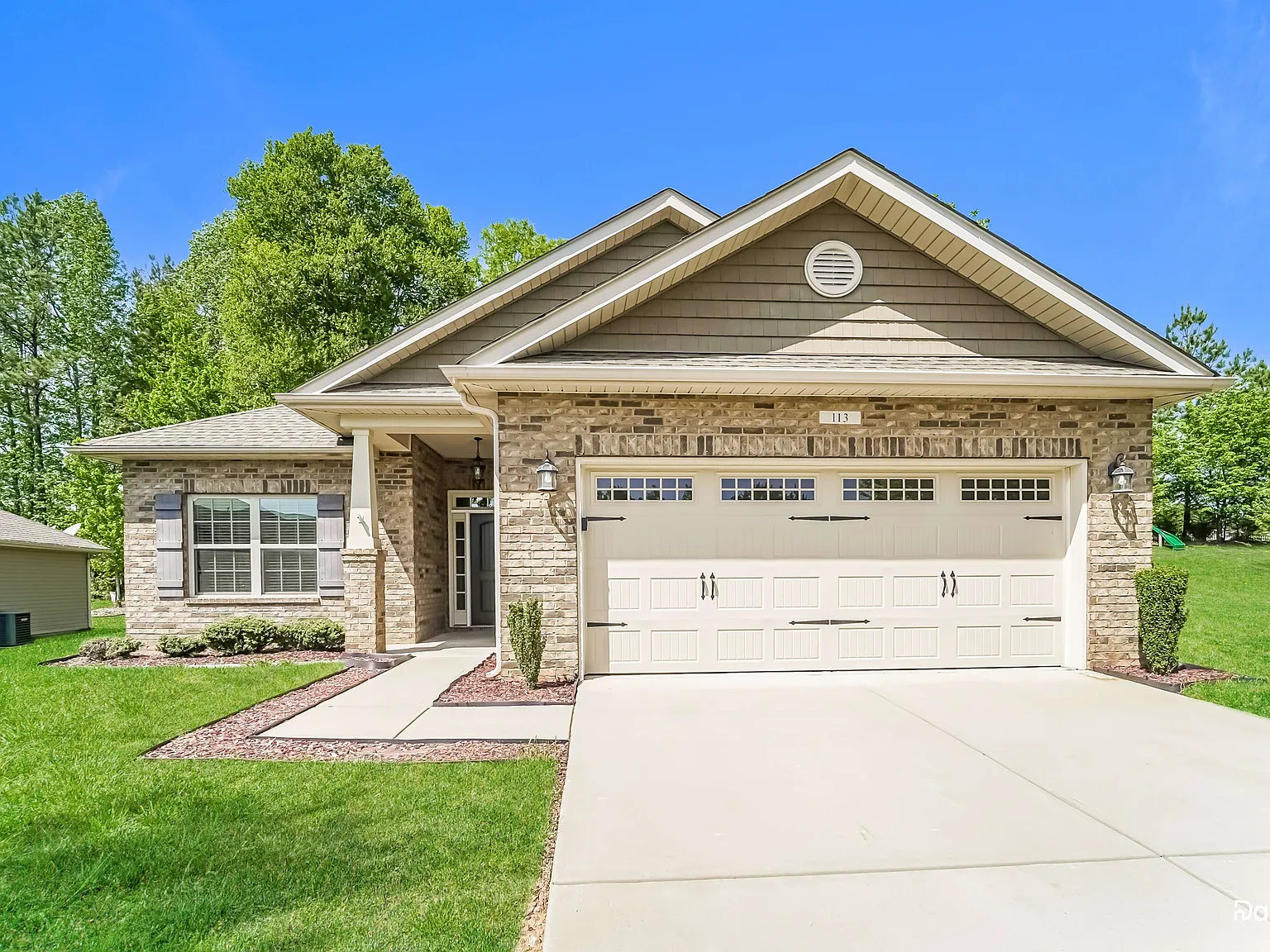 4 bed, 2.0 bath, 1806 sqft, $2,260 — Photo 1