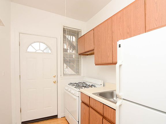 2nd image of 622.5 W Barry Ave Unit 2S