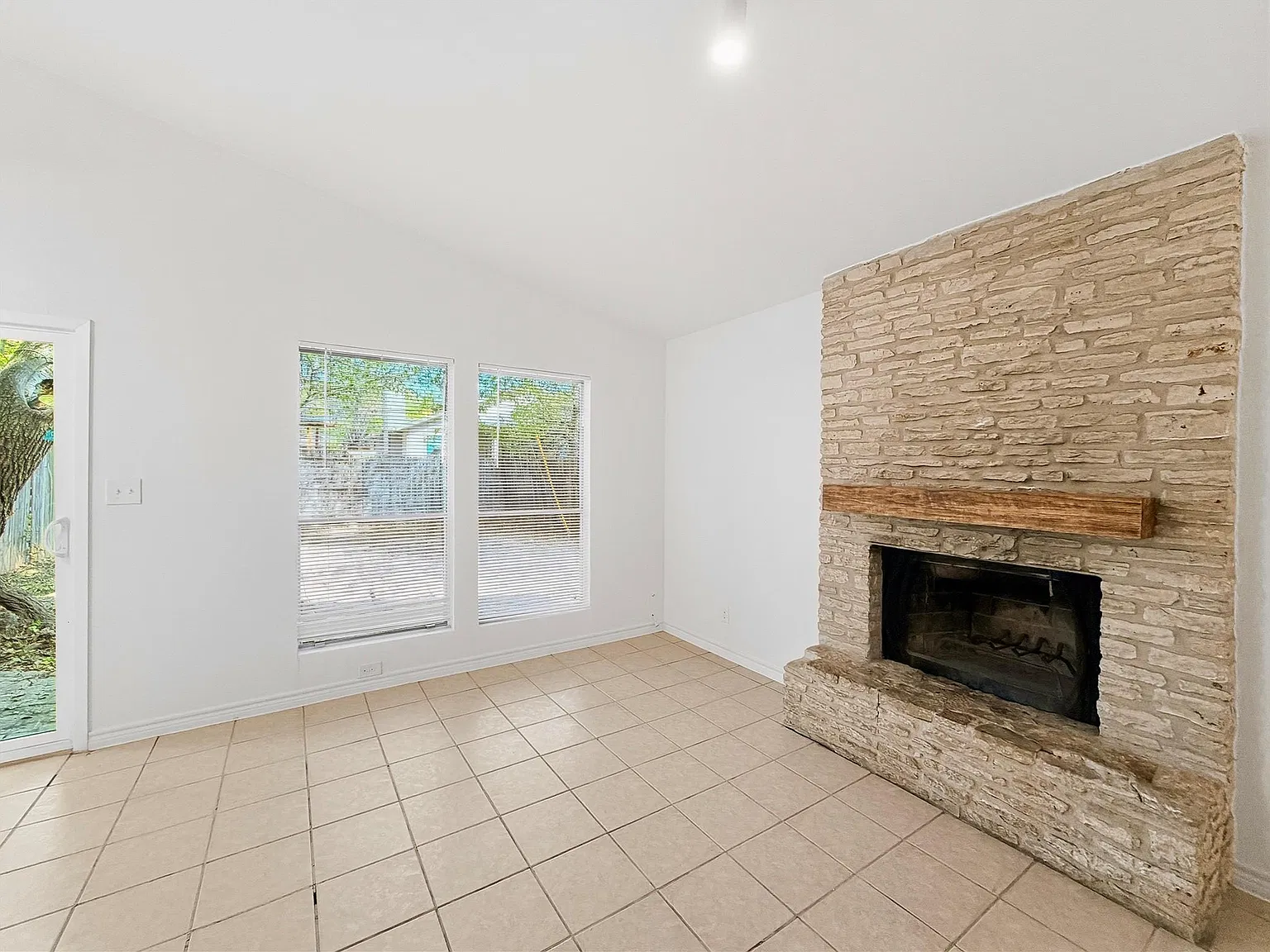 2 bed, 1.0 bath, 900 sqft, $1,595 — Photo 4