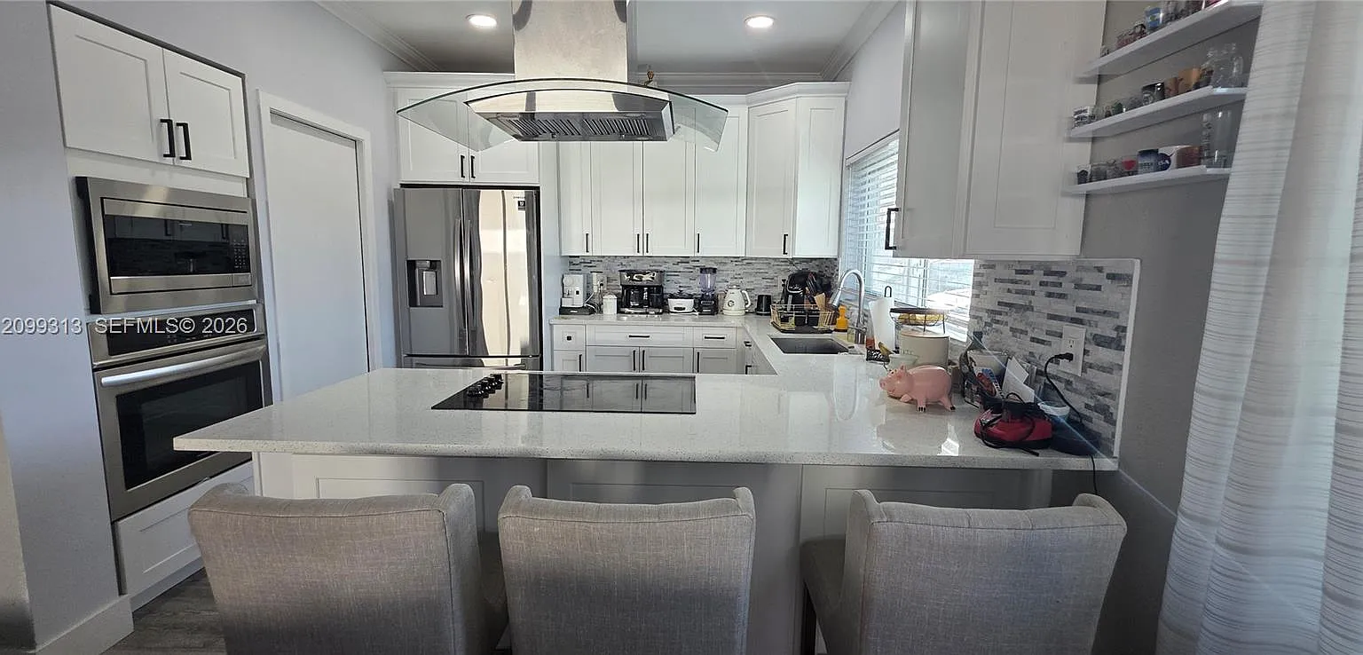 Hollywood Heights Estates — Photo 1