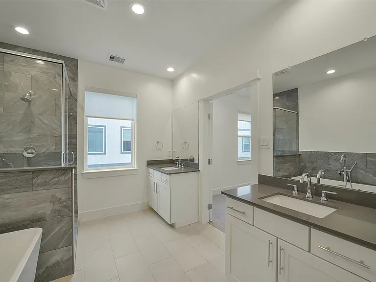760 W Donovan St — Photo 21