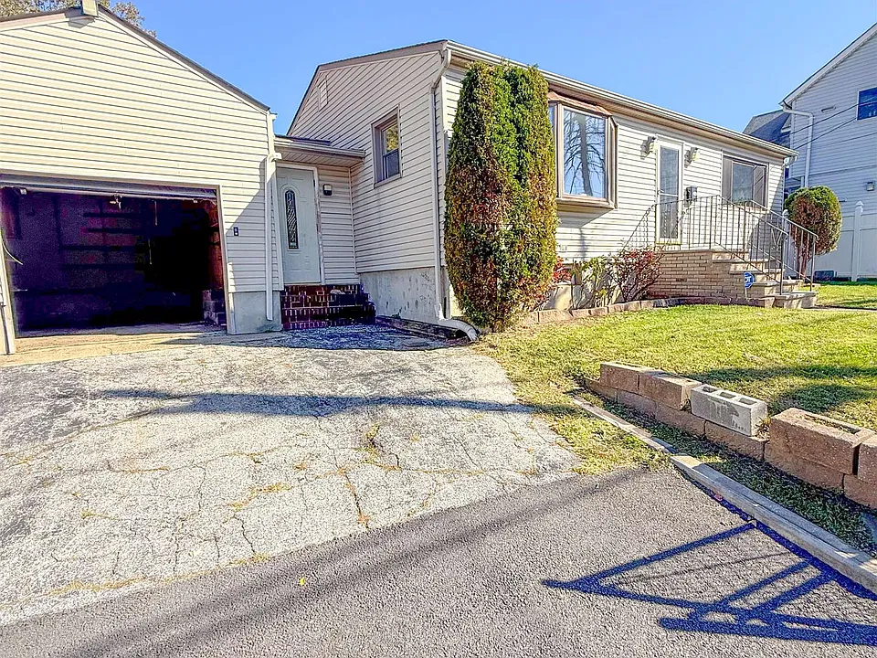 166 James St