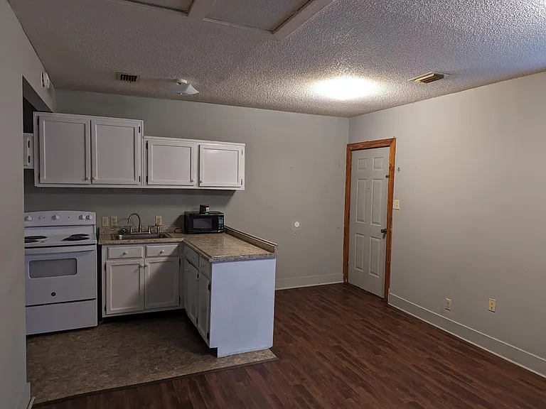 21 N Bolivar St — Photo 2