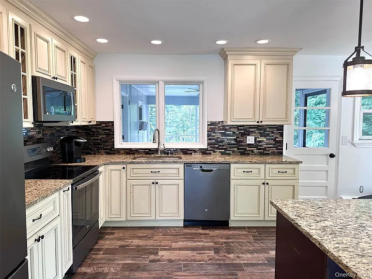 171 Roosevelt Rd — Photo 3