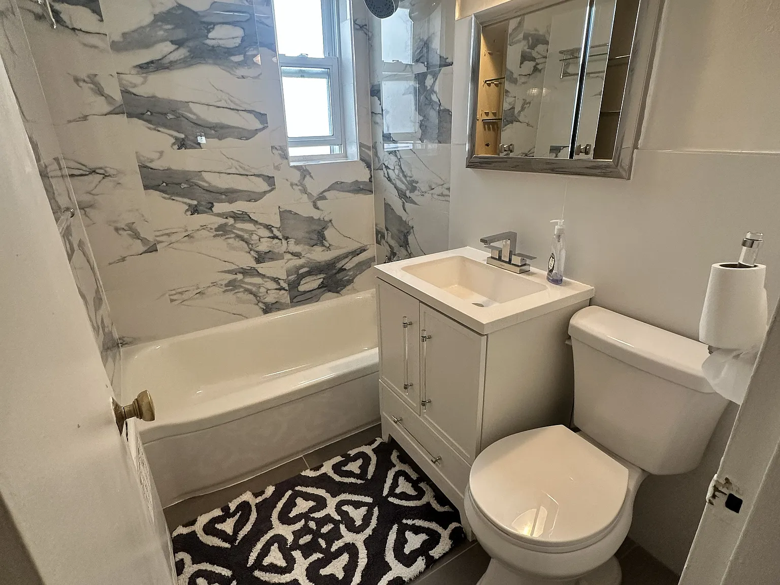 2 bed, 700 sqft, $2,200 — Photo 4