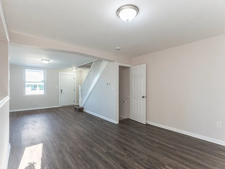 1514 N Luzerne Ave — Photo 6