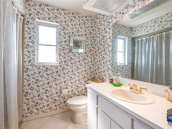5th image of 834 Wintergreen Ct