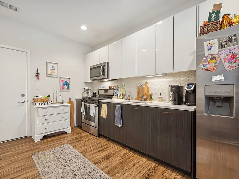 1045 W Cornelia — Photo 24
