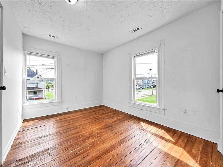 1329 Loudon Ave NW — Photo 9