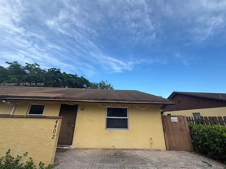4402 NW 5th Ave — Photo 2