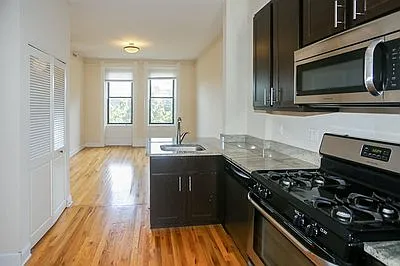 2952 N Racine Ave — Photo 1