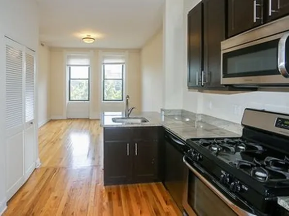 2952 N Racine Ave, Chicago, IL 60657