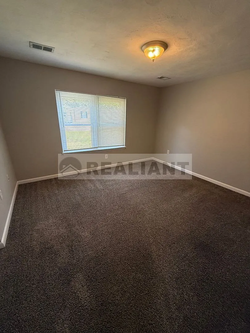 2 bed, 1.0 bath, 801 sqft, $1,050 — Photo 3