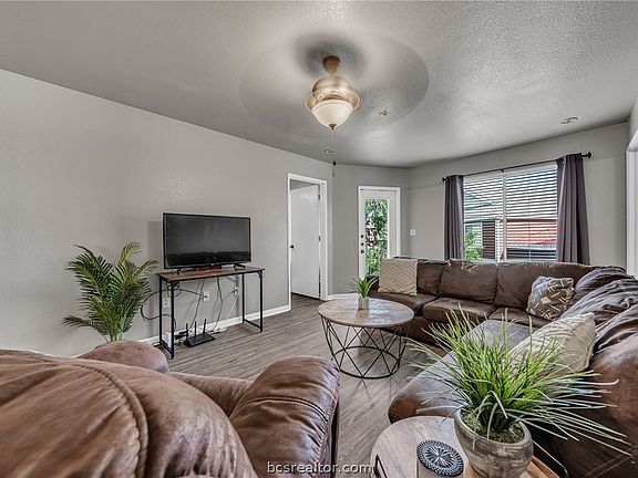 5th image of 515 Sw Pkwy #304