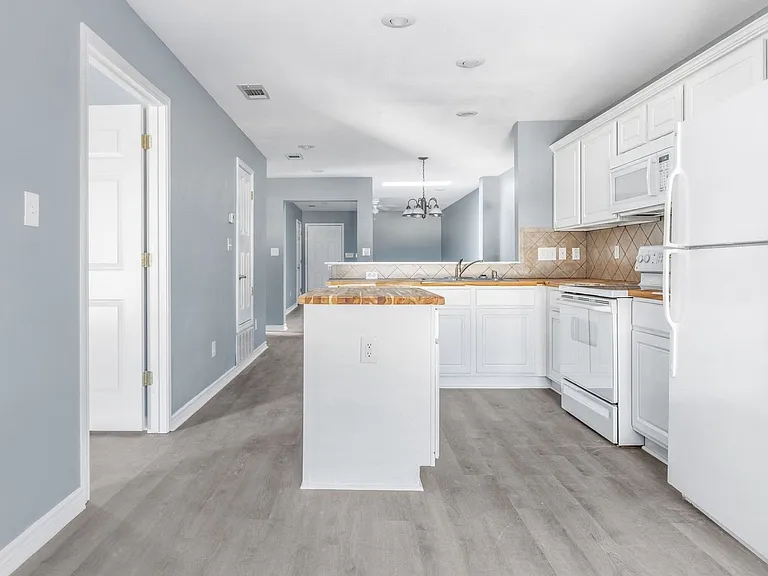 805 N Main St #108 — Photo 51