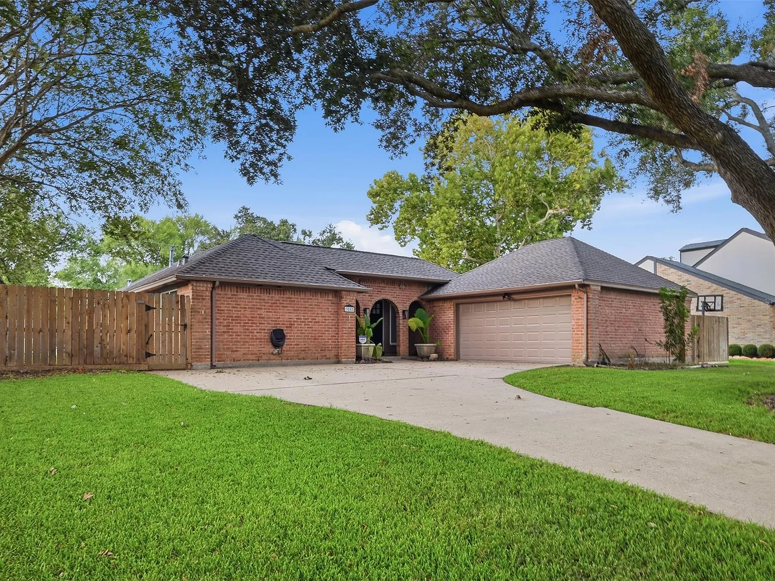 3 bed, 2.0 bath, 2366 sqft, $2,800 — Photo 1