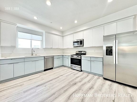 3rd image of 607 W 41st Pl