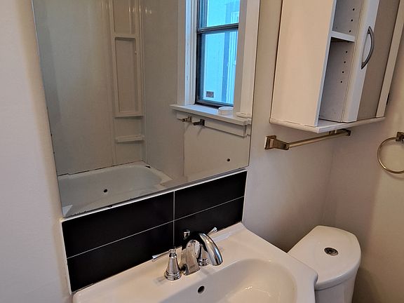5th image of 1428 Queen St