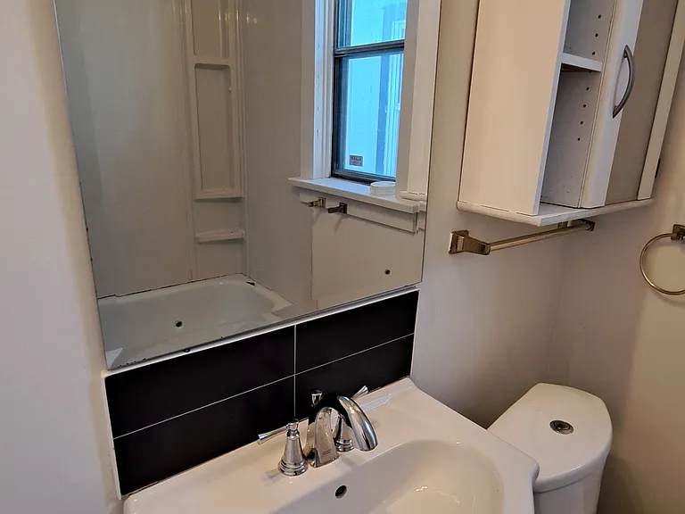 1428 Queen St — Photo 5