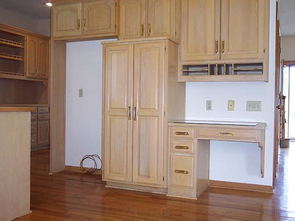 Built-in desk & Butlers pantry