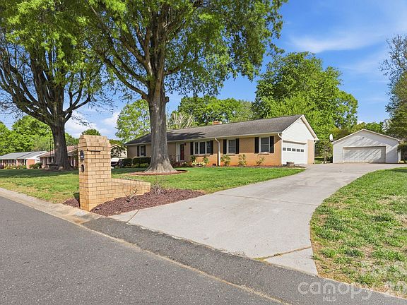 4th image of 8325 Fallsdale Dr