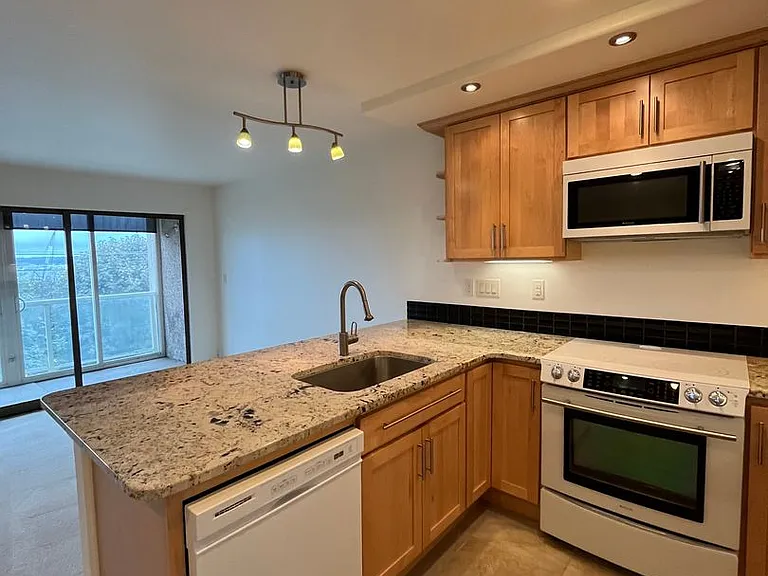 414 Boulevard St #202 — Photo 8