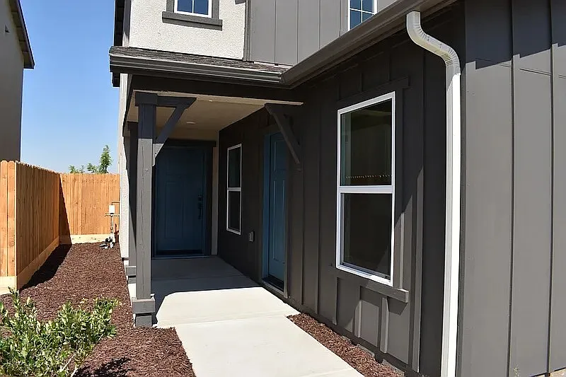 4 bed, 2.5 bath, 2100 sqft, $2,300 — Photo 2