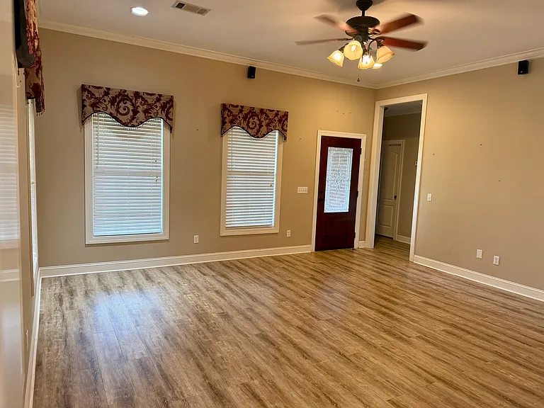 364 Springhill Dr — Photo 4