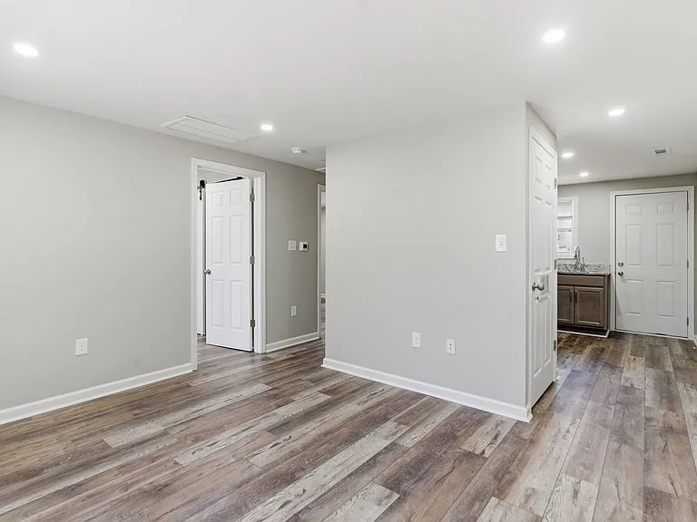 413 Price Ave — Photo 6