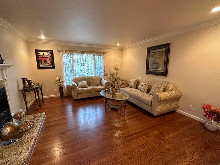 555 Clark Ct — Photo 4