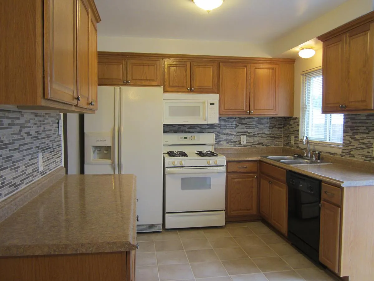 3 bed, 985 sqft, $1,700 — Photo 4