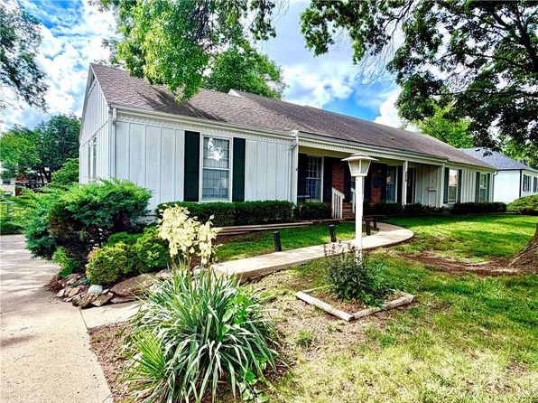 9516 Buena Vista St, Overland Park, KS 66207
