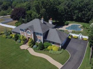 1 Caribou Ct, Huntington, NY 11743