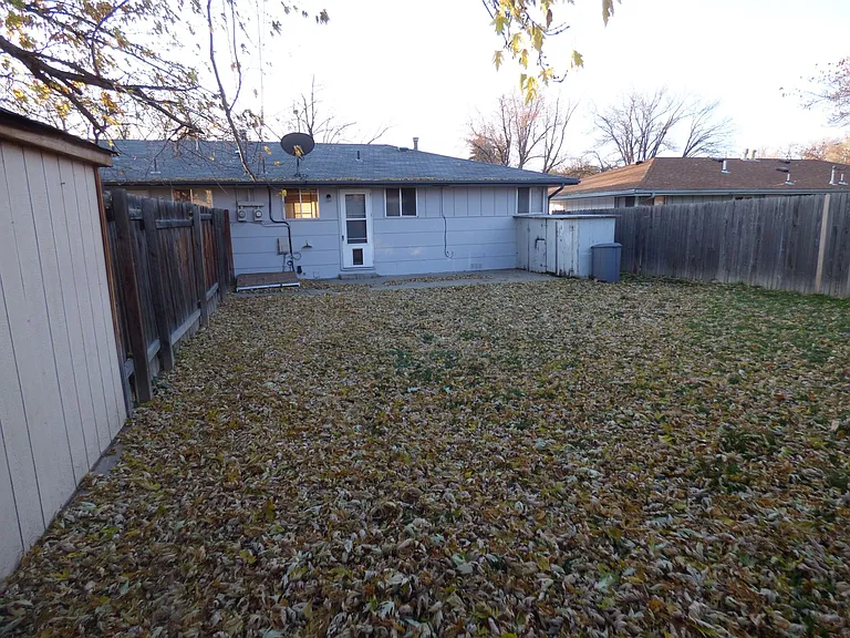 1079-1083 Winona Dr — Photo 5
